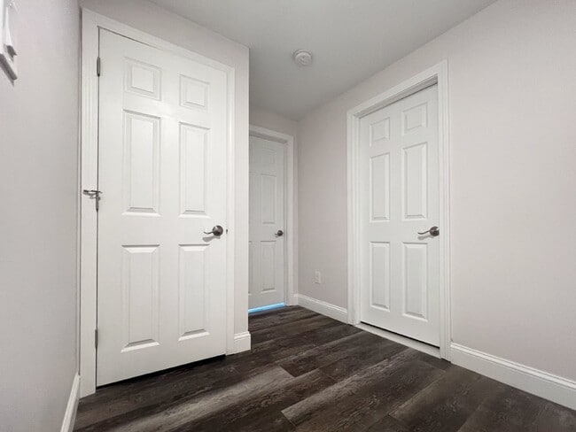 Building Photo - Gorgeous and newly renovated townhouse-sty...