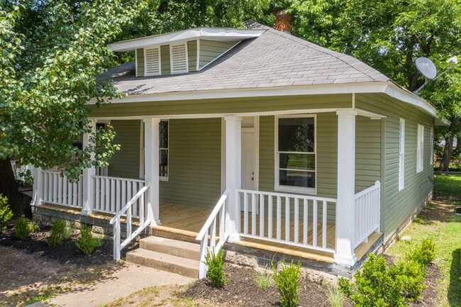 Building Photo - Charming & Renovated Two Bedroom Home