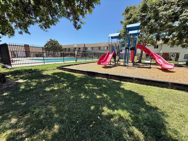 Building Photo - 4661 Larwin Ave