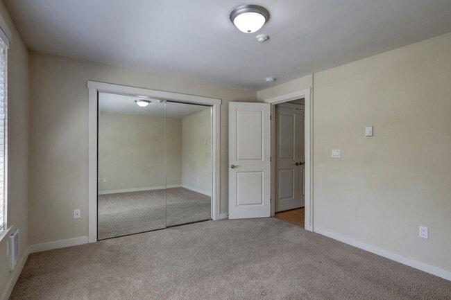 Building Photo - Beautiful Top Floor 1BR 1BA Condo in The B...