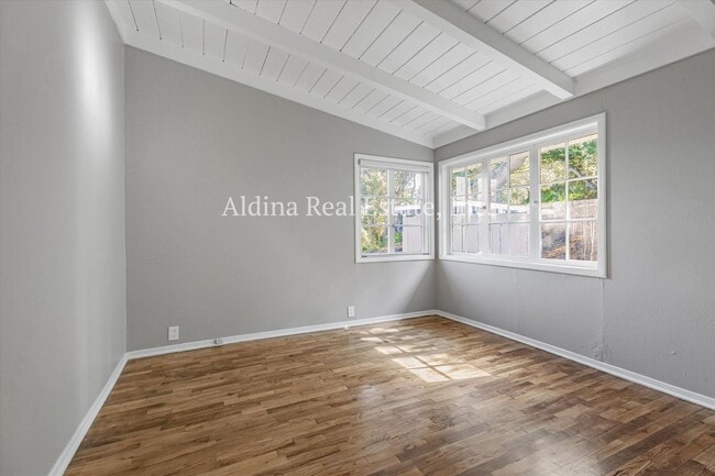 Building Photo - Private Country Setting!