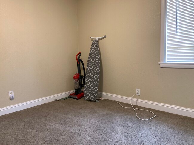 Extra Room / Den so you can stretch out - 5842 Belleau Wood Ln