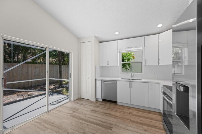 Building Photo - 12781 Meadowbreeze Dr
