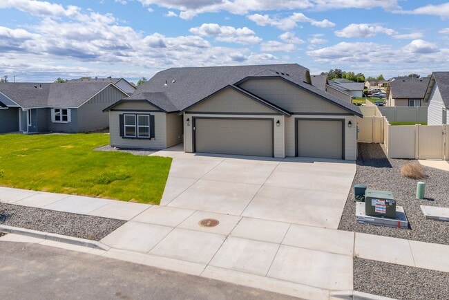 Building Photo - Charming 3 Bedroom Home