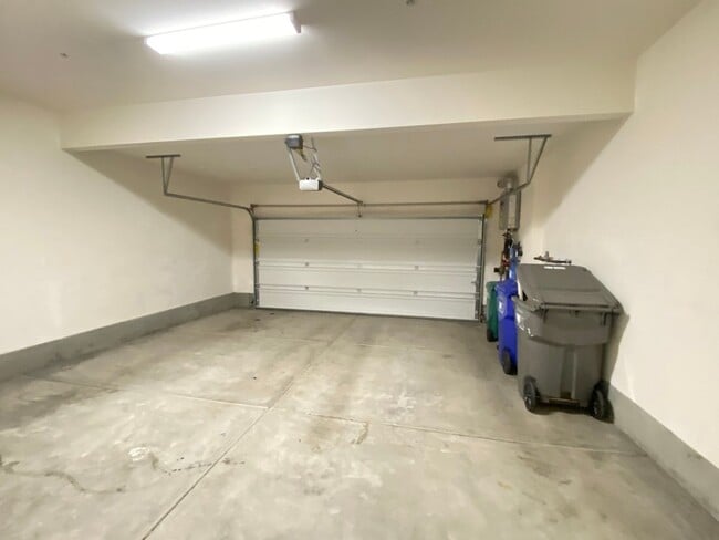 Building Photo - *Special*Stunning 3 Bedroom 3.5 Bathroom T...