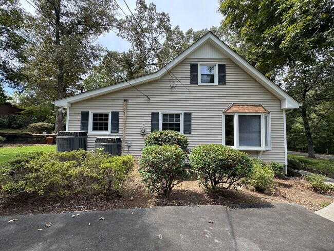 Building Photo - Large 3/2 House off Kingston Hwy- $2,195