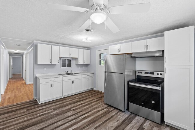 Building Photo - Updated 3-Bedroom Home on Quiet Street in Charlotte Court House!