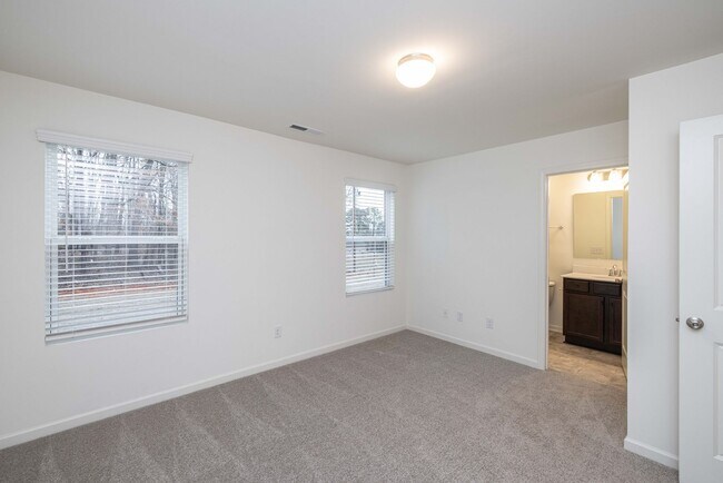 Building Photo - Charming 3-Bedroom End Unit Townhome Near Jack Alexander Blvd - MOVE IN SPECIAL