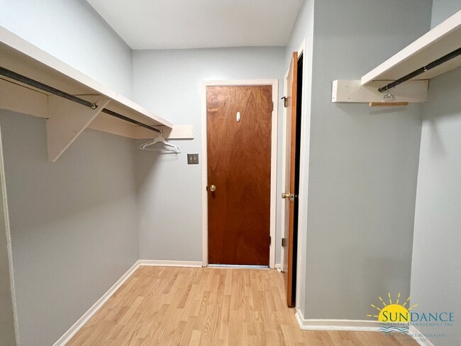 Building Photo - End unit 2 Bedroom Townhome with nice upda...