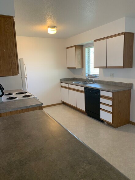 Building Photo - 412 6th Ave