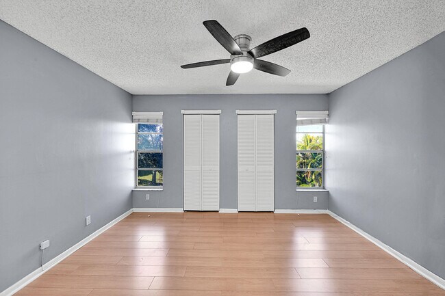 Building Photo - 906 Twin Lakes Dr