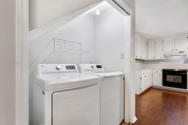 Building Photo - Adorable 3 BD/2.5 BA Hillsborough Home!
