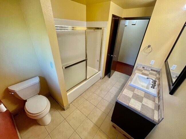 Building Photo - Sprawling 5bd/3bath Split-Level Home | Sto...