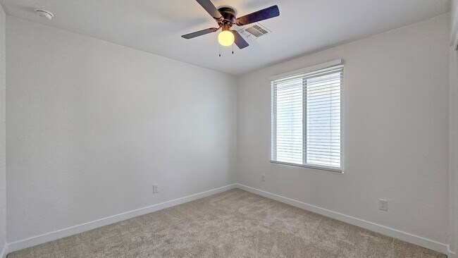 Building Photo - Community pool! Excellent Goodyear location!