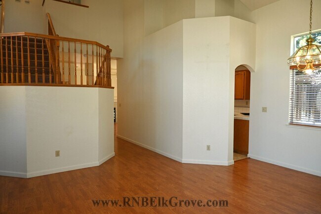 Building Photo - Home in Elk Grove! 3 Bed, 2.5 Bath