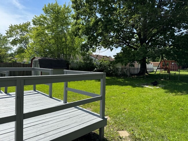 Building Photo - Far Eastside Large 3 Bedroom 1.5 Bath