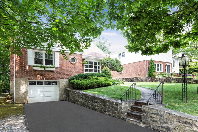 Primary Photo - 4 Oak Ln E