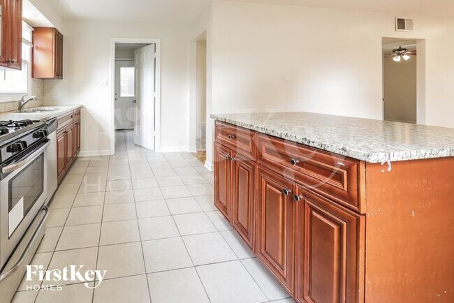 Building Photo - 640 N Edgewood Ave