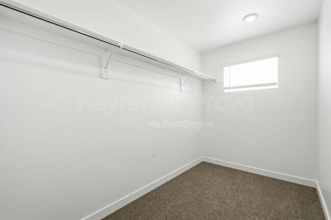 Building Photo - 371 E Levengrove Dr
