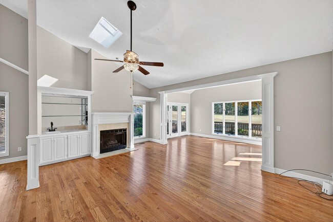 Building Photo - 205 Club Villa Dr W