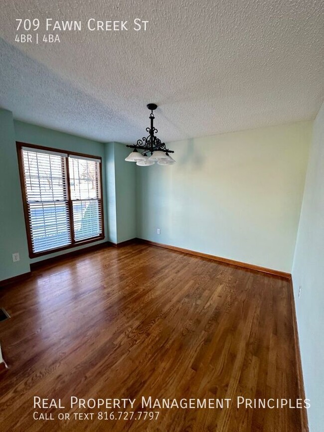 Building Photo - Very Spacious, Pet Friendly, 4 Bedroom 4 B...