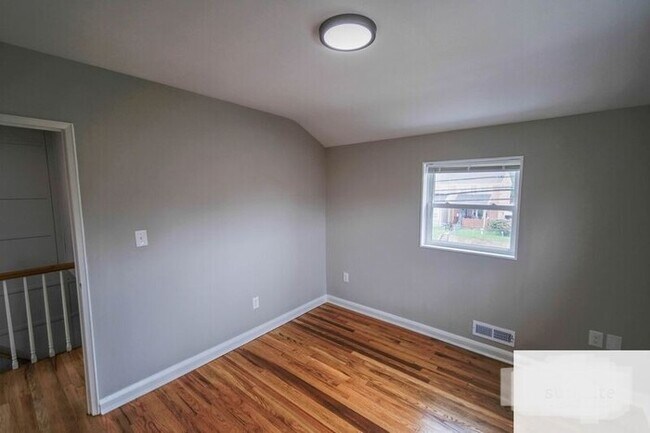 Building Photo - 3 Bedroom Semi-Detached
