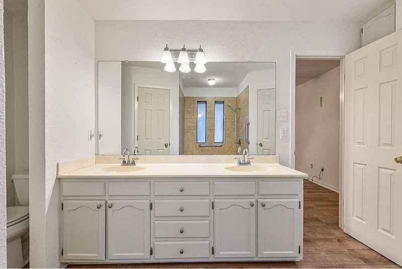 Building Photo - 411 Bluebonnet St