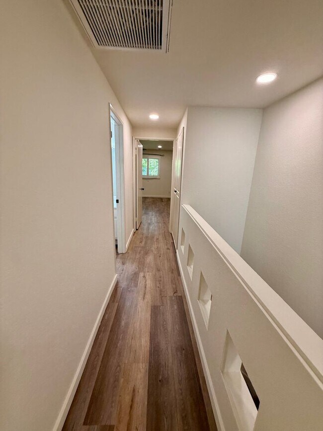 Building Photo - Updated 3-Bedroom Tri-Level Condo w/Bonus Room, Laundry & Garage in Prime Chatsworth!