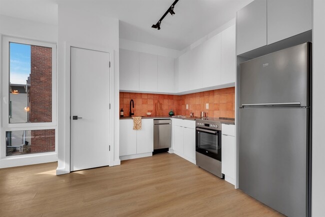 Building Photo - 328 Pacific Ave