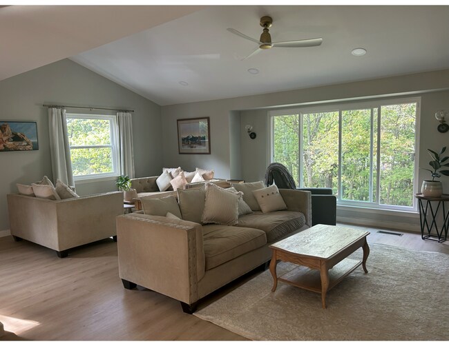 Building Photo - 339 S Palisades Dr