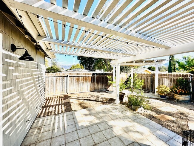 Building Photo - Welcome To Your Upgraded Oak View Home!