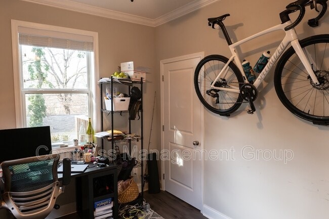 Building Photo - 933 E Churchwell Ave