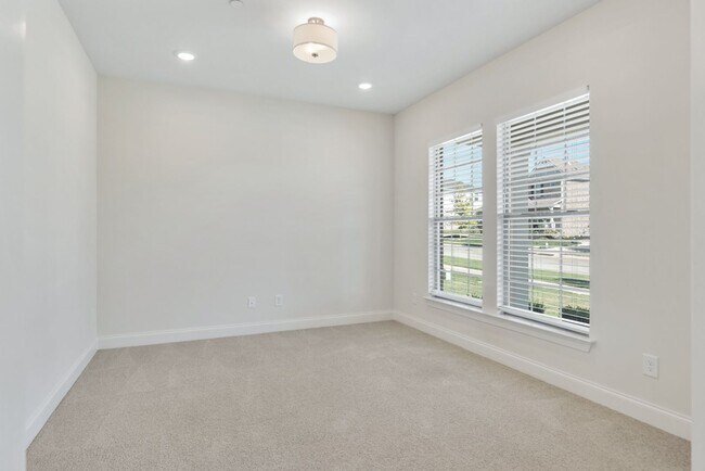 Building Photo - 797 Ravensdowne-