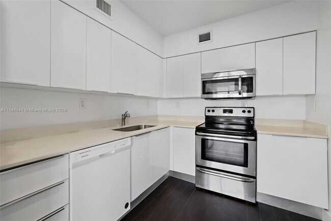 Building Photo - 900 Bay Dr