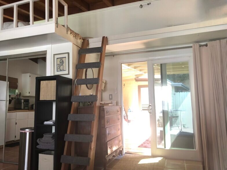 Building Photo - 8852 Wonderland Ave