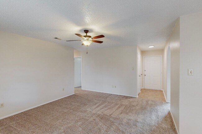 Building Photo - Coming Soon! Comfortable 3 bd / 2 ba Home for Lease in Cleburne