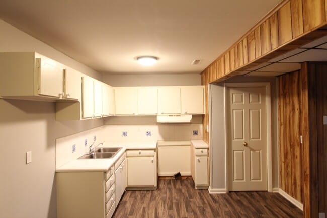 Building Photo - Great House with Fresh New Updates!!  Bett...