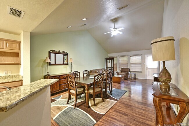 Building Photo - 3202 Eisenhauer Rd