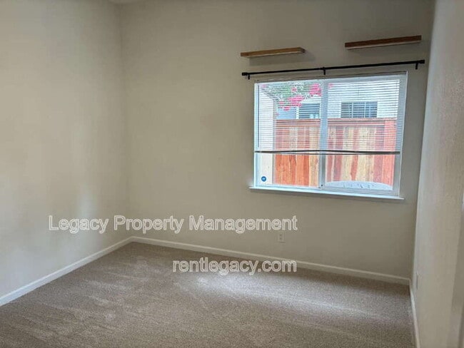 Building Photo - 3031 Daggett Dr