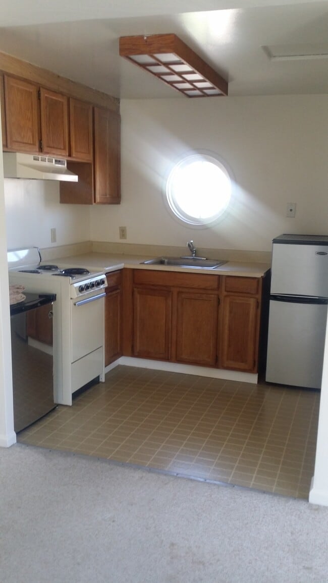 Kitchenette - 616 Cedar St