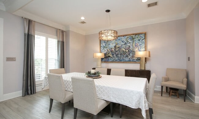 Building Photo - 15 E Breezy Way