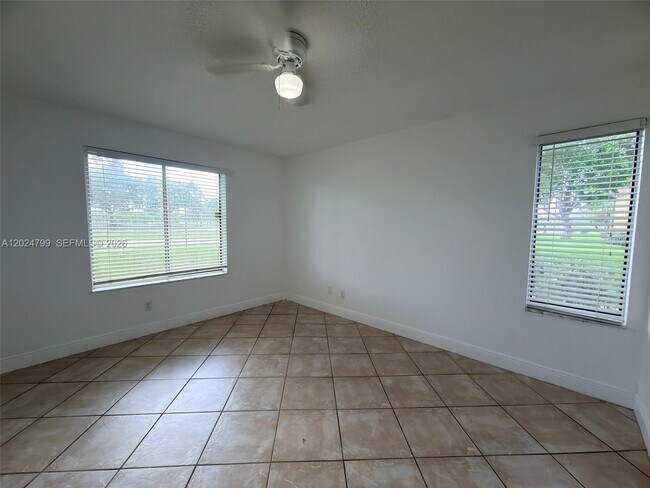 Building Photo - 1025 Coral Club Dr