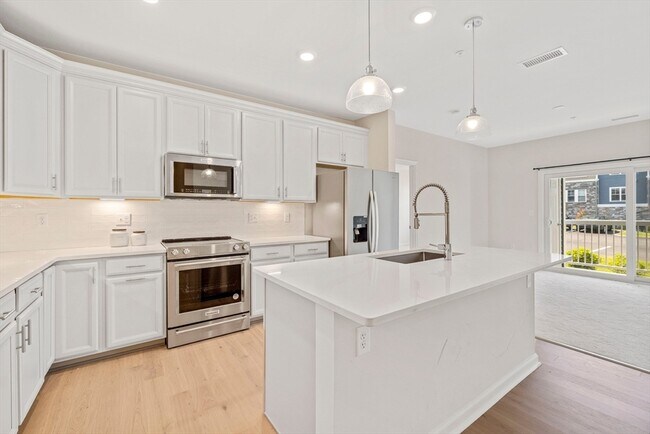 Primary Photo - 2 Stratton Dr