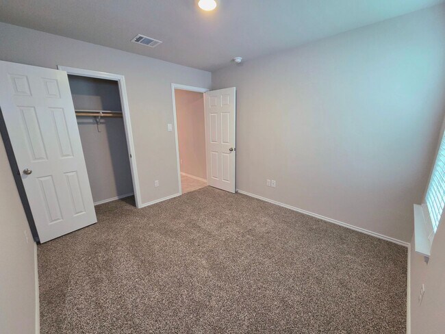 Building Photo - Open Concept 3 Bed 2 Bath