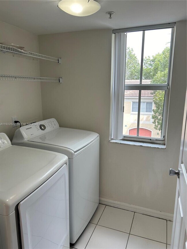 Building Photo - 2494 Centergate Dr