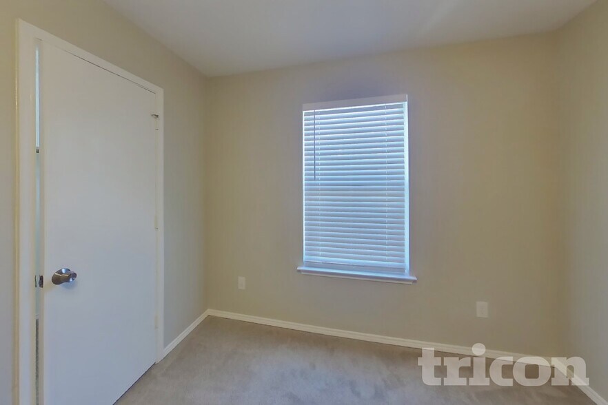 Building Photo - 413 Rustic Grove Ln