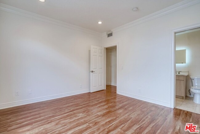 Building Photo - 1034 S Shenandoah St