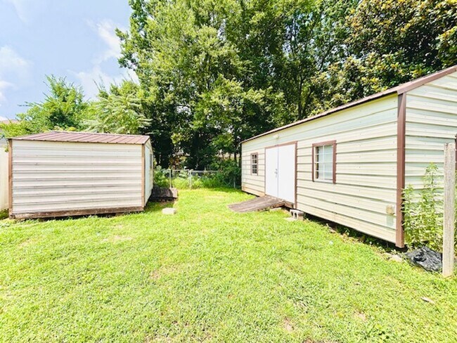 Building Photo - MOVE IN SPECIAL- $300 Off First Month's Rent-MOVE IN READY BRICK HOME!