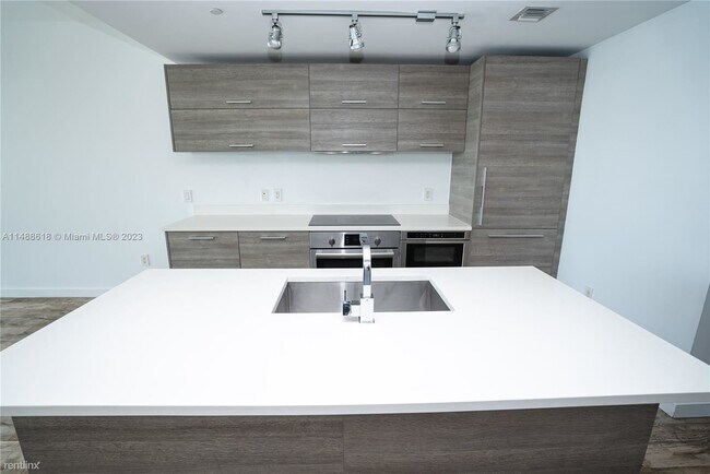 Building Photo - 2 br, 2 bath Condo - 650 NE 32nd St Unit 3306