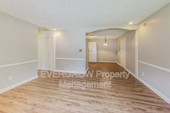 Building Photo - 3962 Strathmore Dr